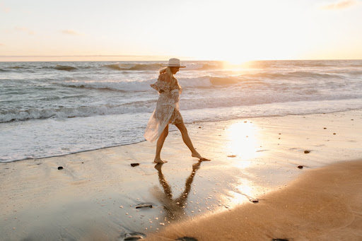 Kristi Jones walking at the beach during sunset

The Kristi Jones Podcast- 7 Simple Healthy Lifestyle Tips to Begin Now